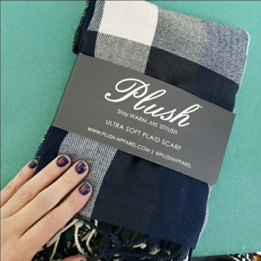 Plush NWT ultra soft navy charcoal white plaid scarf